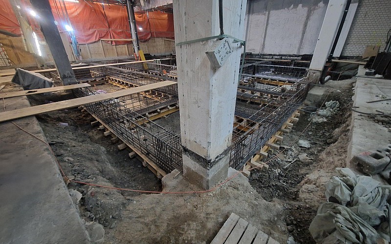 Bewehrungskörbe für Fundamentstreifen in einer Industriehalle, vorbereitet für Betonage